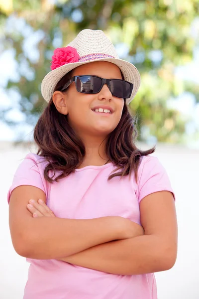 Дівчина-підліток у солом'яному капелюсі — стокове фото