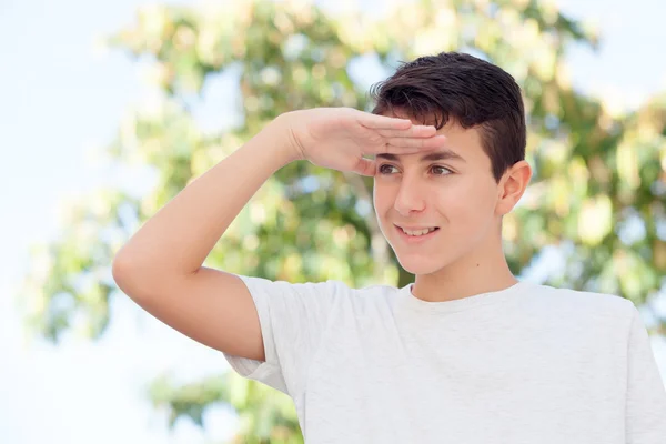 Tinédzser fiú keres valami — Stock Fotó