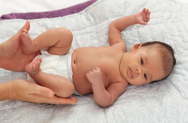 Bebê bonito em fralda — Fotografia de Stock