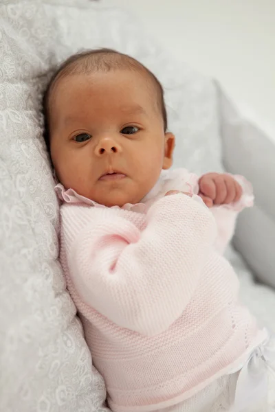 白い毛布の上に横たわる赤ちゃん — ストック写真