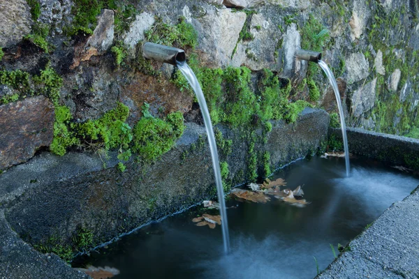 Naturliga vattenkällor — Stockfoto