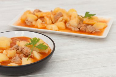 Kaynayan içten sığır eti güveç