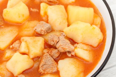 Kaynayan içten sığır eti güveç