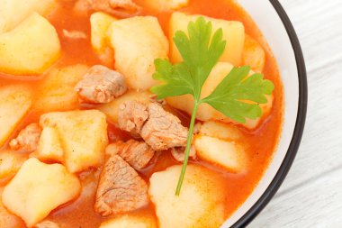 Kaynayan içten sığır eti güveç