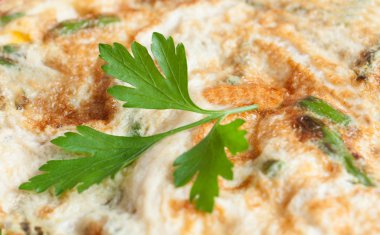 Maydanoz sapı ile kuşkonmaz omlet