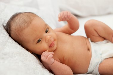 Koltukta yalan açık gözlü güzel bebek kız