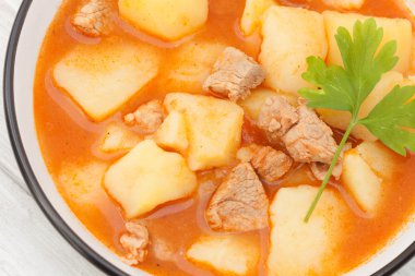 Kaynayan içten sığır eti güveç