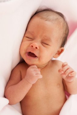 Bir Pembe battaniye ağlayarak sarılı bebek