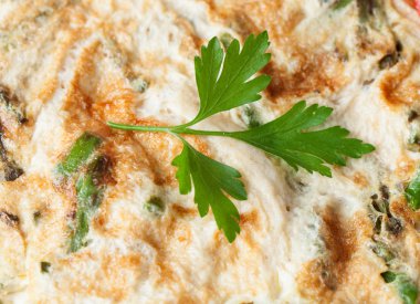 Maydanoz sapı ile kuşkonmaz omlet