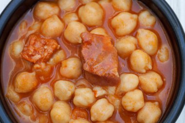 İspanyol tarzı pişmiş nohut yemeği
