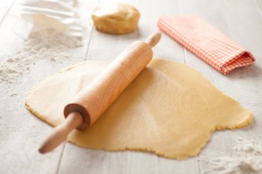 Malzemeler ve pizza yemek için mutfak eşyaları