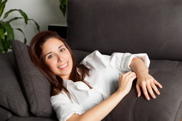 Jeune fille se détendre sur le canapé — Photo