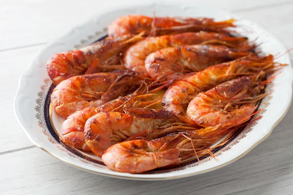 Délicieux plat de crevettes au four — Photo