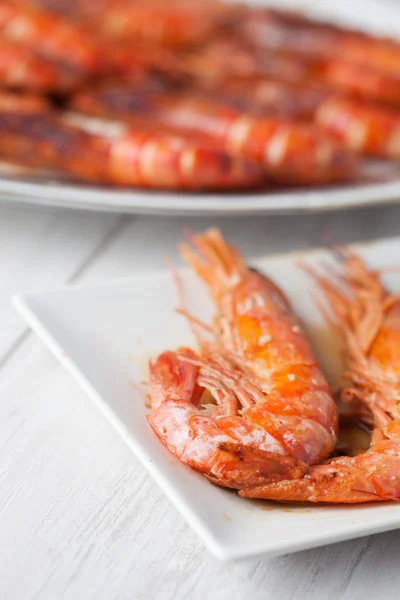 Délicieux plat de crevettes au four — Photo