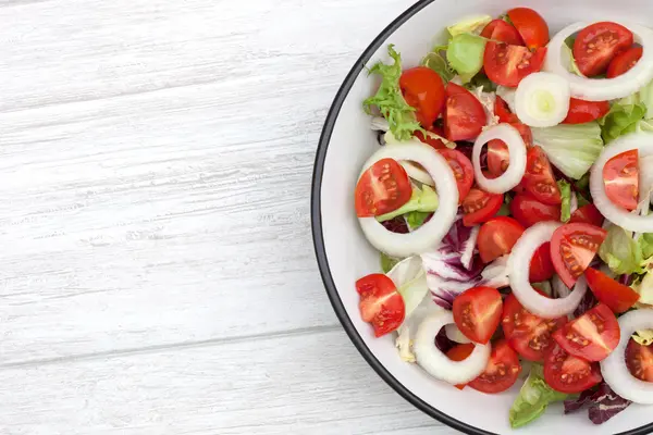Salát s rajčaty a cibulové kroužky — Stock fotografie