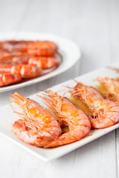 Délicieux plat de crevettes au four — Photo