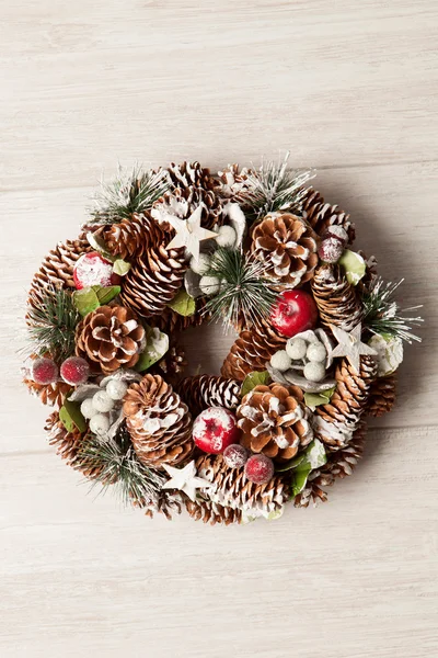 Guirlanda de Natal delicada de cones de pinho — Fotografia de Stock