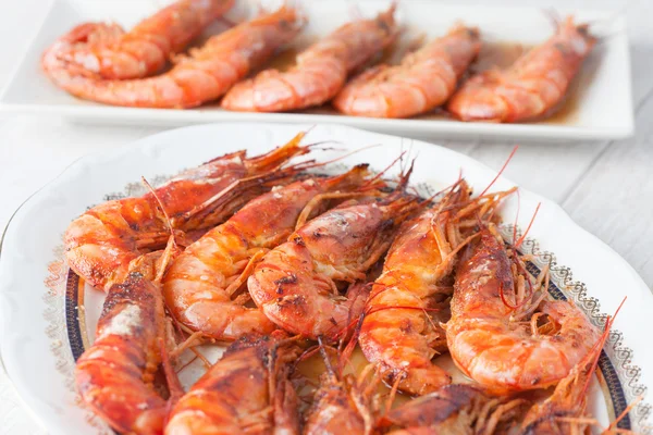 Délicieux plat de crevettes au four — Photo