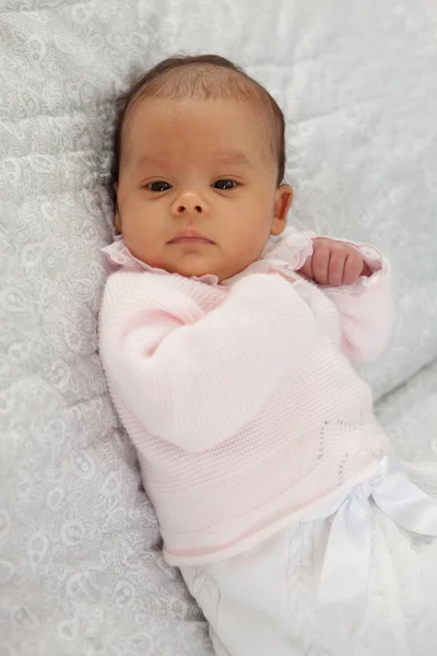 Bebé recién nacido acostado sobre una manta gris —  Fotos de Stock