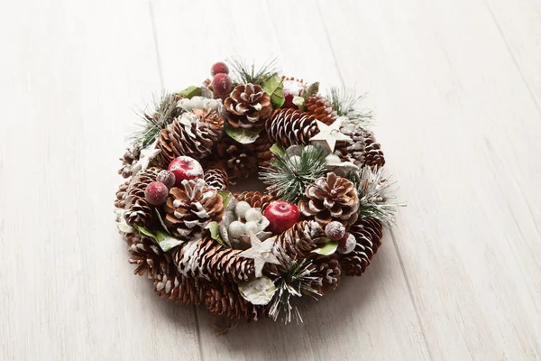 Guirlanda de Natal delicada de cones de pinho — Fotografia de Stock