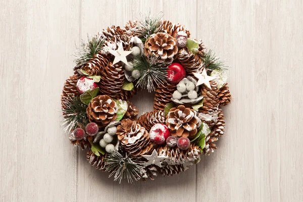 Délicate couronne de Noël de cônes de pin — Photo