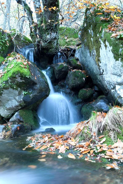 Schöner Wasserfall und große Felsen — Stockfoto