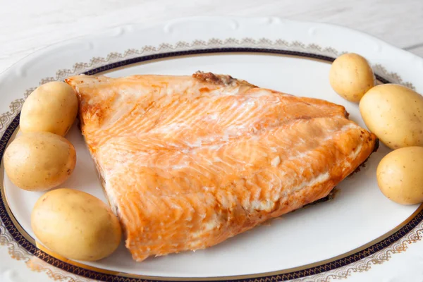 Piatto di salmone al forno con patate — Foto Stock