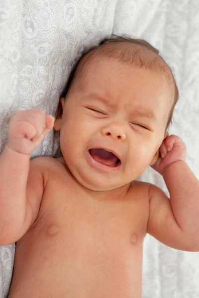 Noworodka dziewczynka płacz — Zdjęcie stockowe