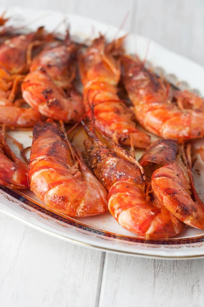 Délicieux plat de crevettes au four — Photo