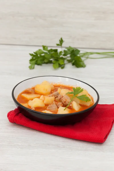 Prato delicioso de batatas cozidas com carne — Fotografia de Stock