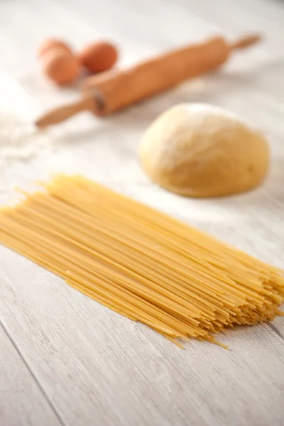 Att göra färsk spaghetti — Stockfoto