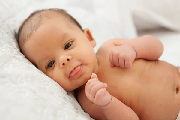 Koltukta yalan açık gözlü güzel bebek kız — Stok fotoğraf