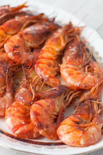 Délicieux plat de crevettes au four — Photo