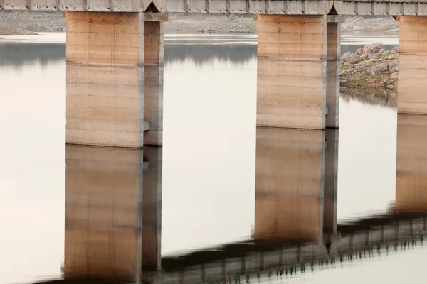 Pilares de ponte refletidos na água — Fotografia de Stock