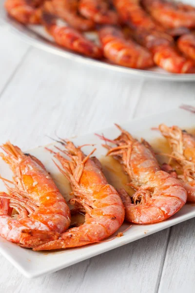 Délicieux plat de crevettes au four — Photo