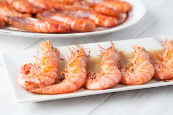 Délicieux plat de crevettes au four — Photo