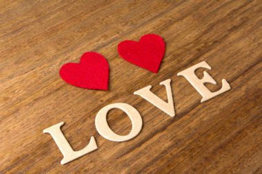 Sevgililer kırmızı Kalpler ve kelime aşk