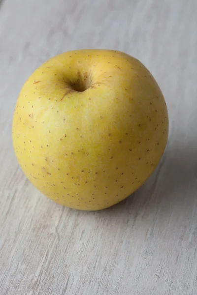 Fresh yellow apple — Stock Photo, Image