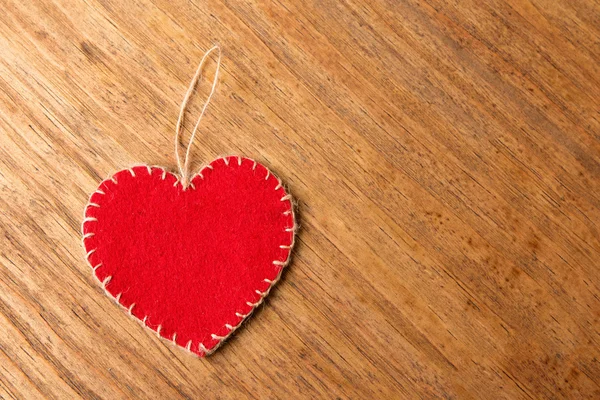 Coração de Valentim em fundo de madeira — Fotografia de Stock