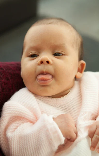 Hermoso bebé mostrando la lengua —  Fotos de Stock