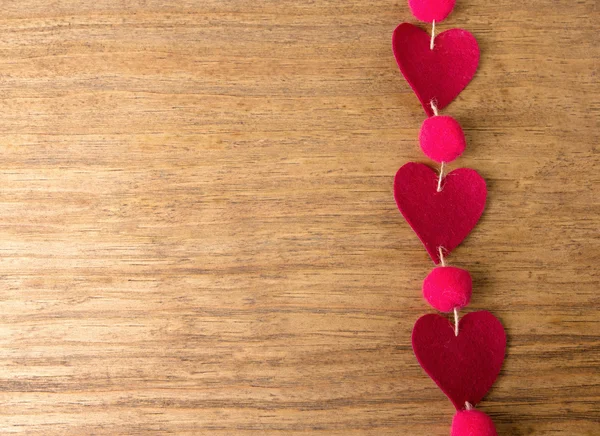 Corazones de San Valentín sobre fondo de madera — Foto de Stock