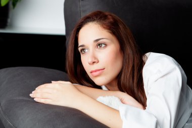 Dalgın genç kız evde rahatlatıcı