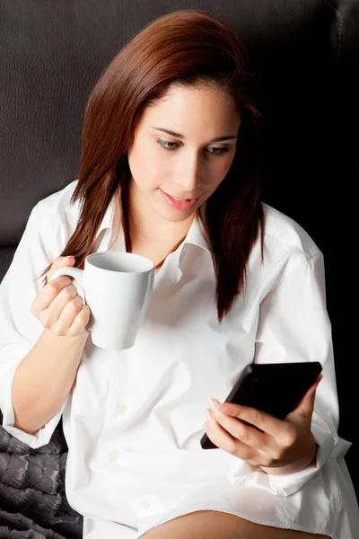 Frau mit dem Handy trinkt Cofee — Stockfoto