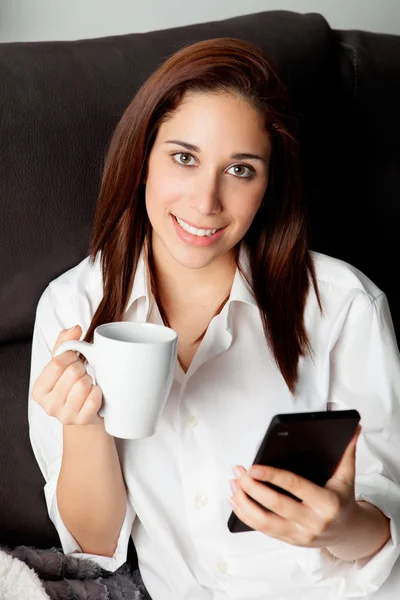 Mulher com o telefone móvel, bebendo café — Fotografia de Stock