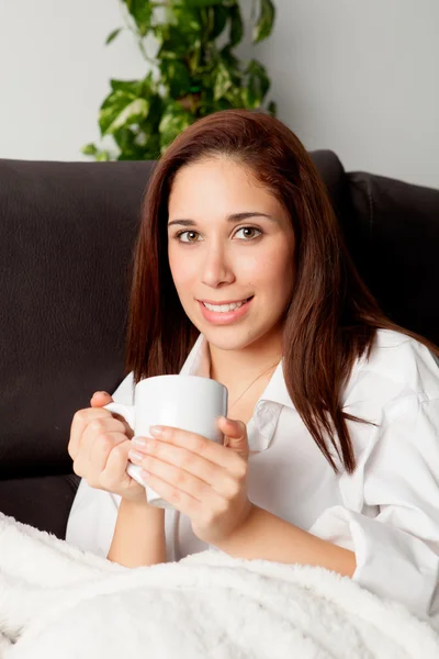 家でお茶を飲む若い女性 — ストック写真