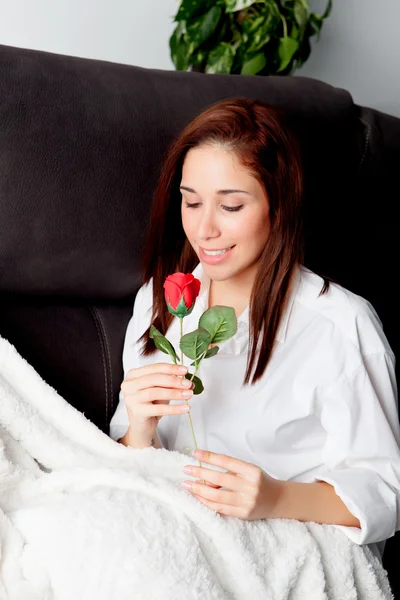 Mujer joven emocionada con una rosa roja —  Fotos de Stock