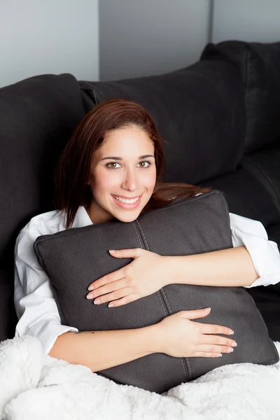 Entspanntes junges Mädchen umarmt ein Kissen — Stockfoto