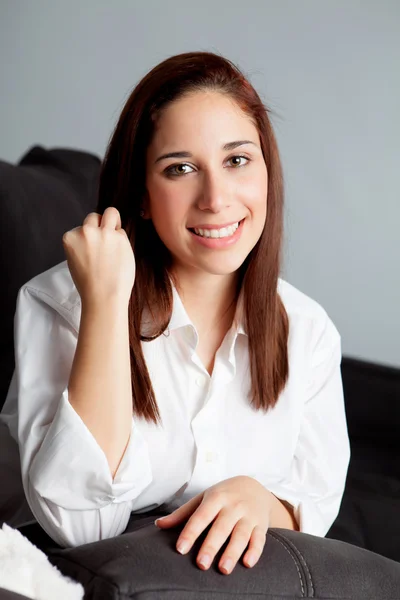 Menina pensativa relaxando em casa — Fotografia de Stock