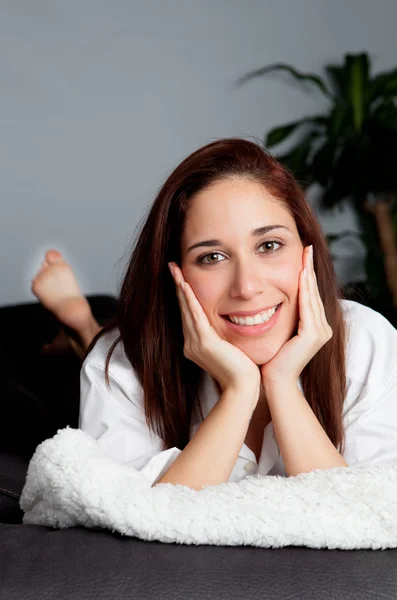 Menina pensativa relaxando em casa — Fotografia de Stock