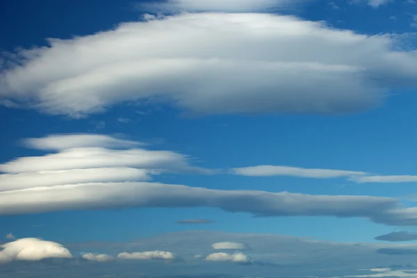 Nuvole bianche nel cielo blu — Foto Stock